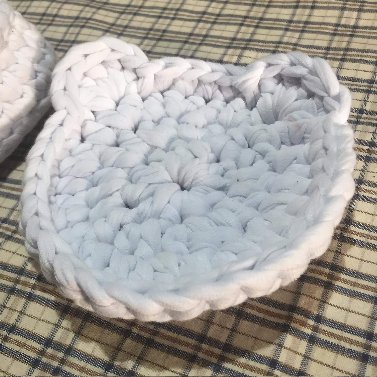97jkart's tweet photo. hi ! is anyone interested here sa heart basket and bear coaster (the ends lifted up so parang naging basket na rin 😭) good for storage ! hehehe https://t.co/nDxUZEe0PF