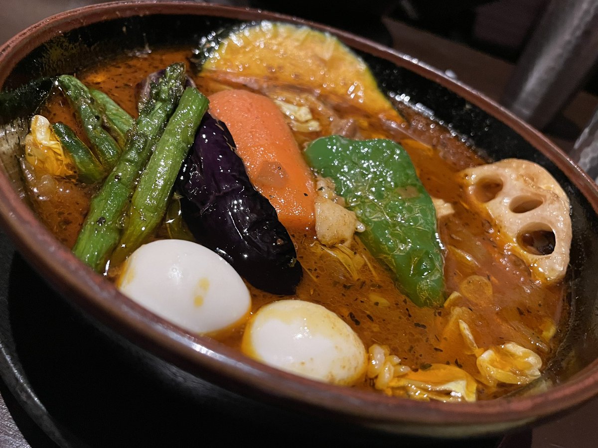 mmmameko3's tweet photo. 【グルメ情報】千歳おすすめグルメ、ラマイ🍛💕空港から少し車を走らせた場所にあるアジアンテイストなスープカレー屋さん。時間によっては��々な会社のクルーがいます！今でもたまに食べたくなる…こんな話題ばかり申し訳ございませんが、山盛りのご飯は通称『キンタマーニ』です。もう一度言いま https://t.co/DZZpXmhL5X
