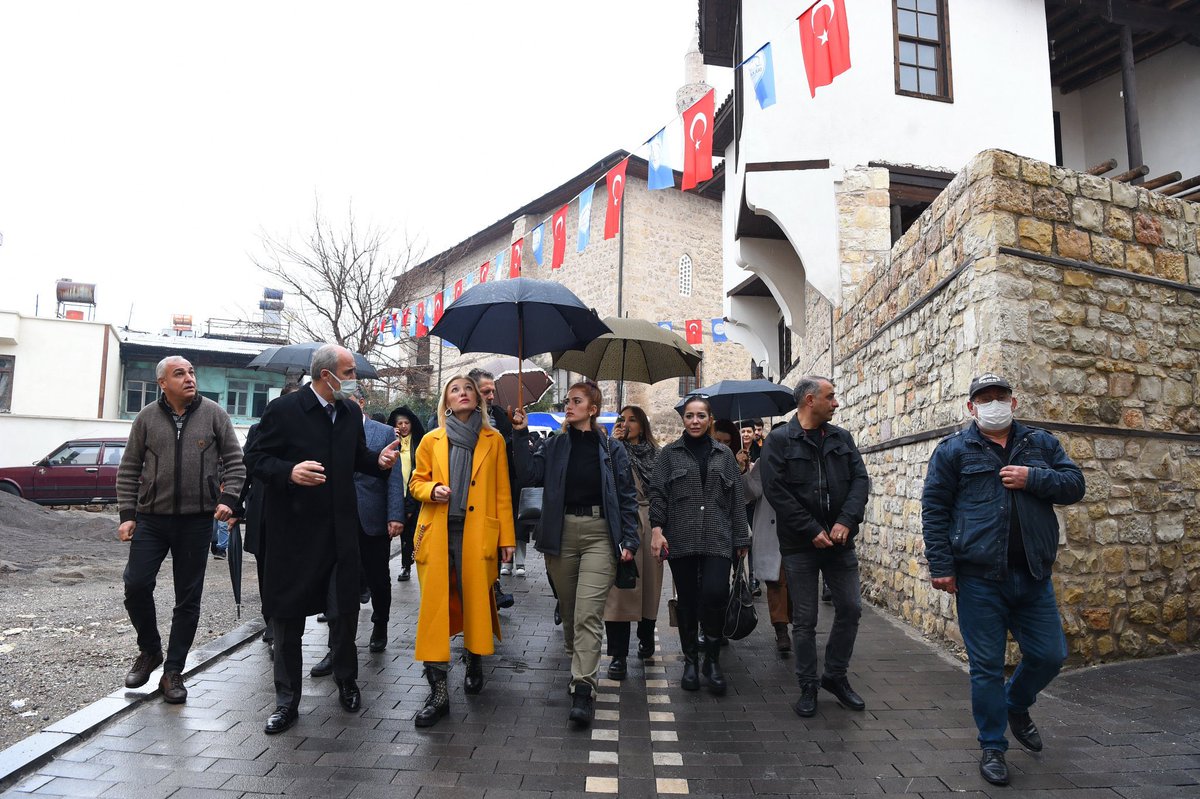 sblsnmz19's tweet photo. Söylendiği gibi anlık bir durum değil, Koruma polisinin görevi de yağmurdan korumak değil. https://t.co/yMdvRpiZ4b
