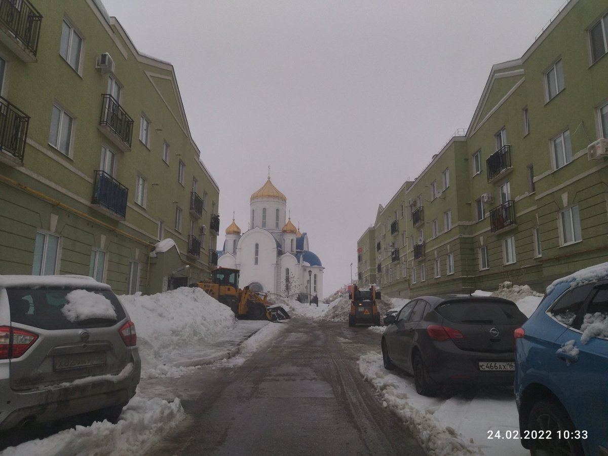 Уборка снега механизированным и ручным способом, обработка противогололедными материалами придомовой территории в мкр.Крутые Ключи.