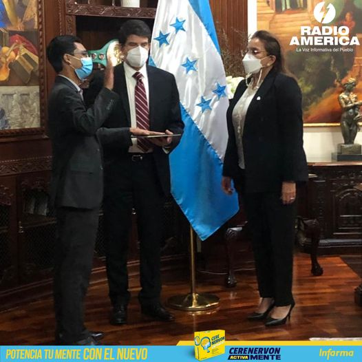 #AméricaNoticias #Honduras.
La presidenta Xiomara Castro juramenta al abogado Fausto Cálix como Director Ejecutivo de la Administración Aduanera de Honduras.