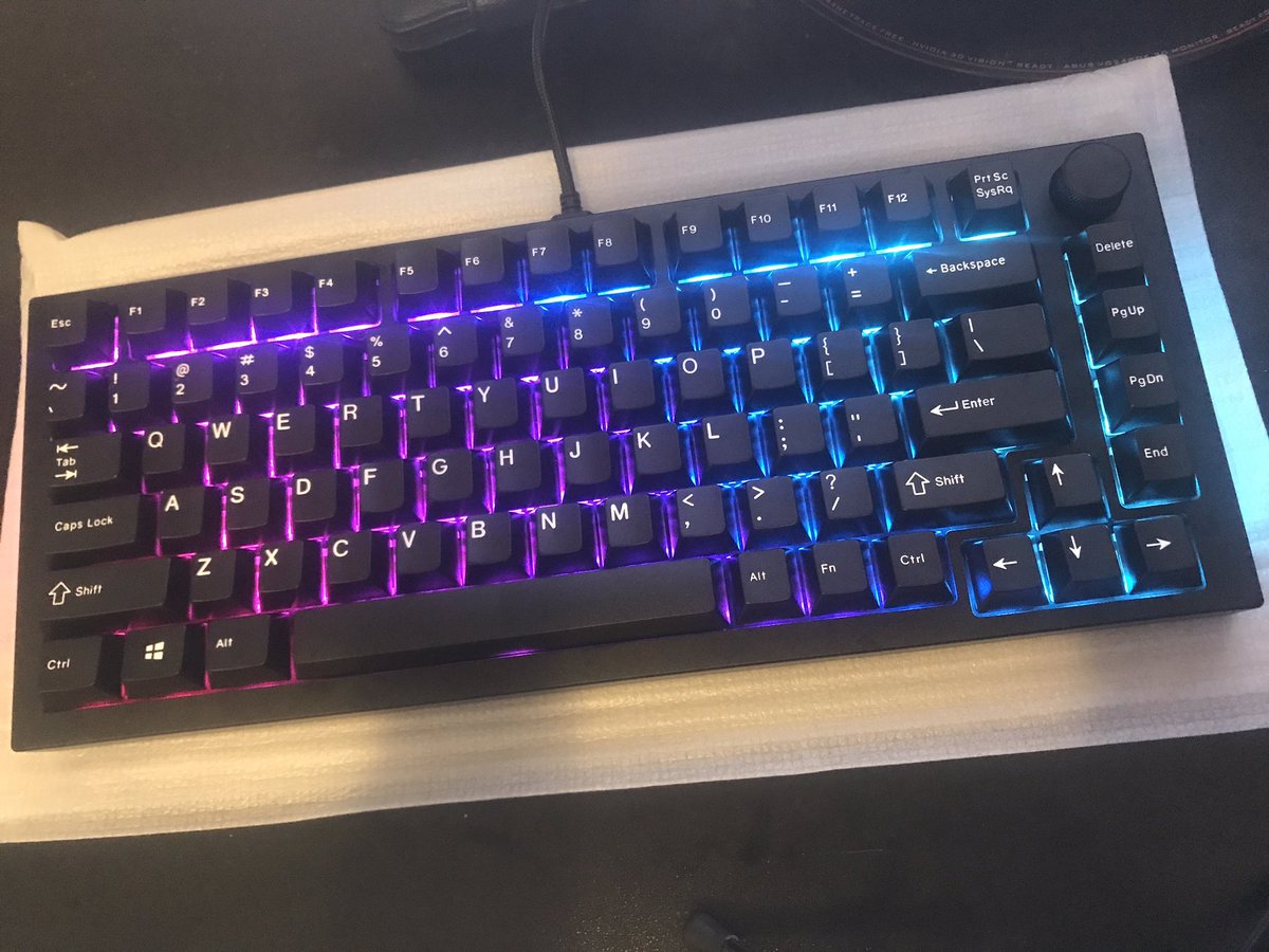 Sygniss's tweet photo. @NZXT GMMK Pro
Gateron Reds
ePBT Double Shot ABS WoB keycaps

I adore this https://t.co/6j6tYGUUeI