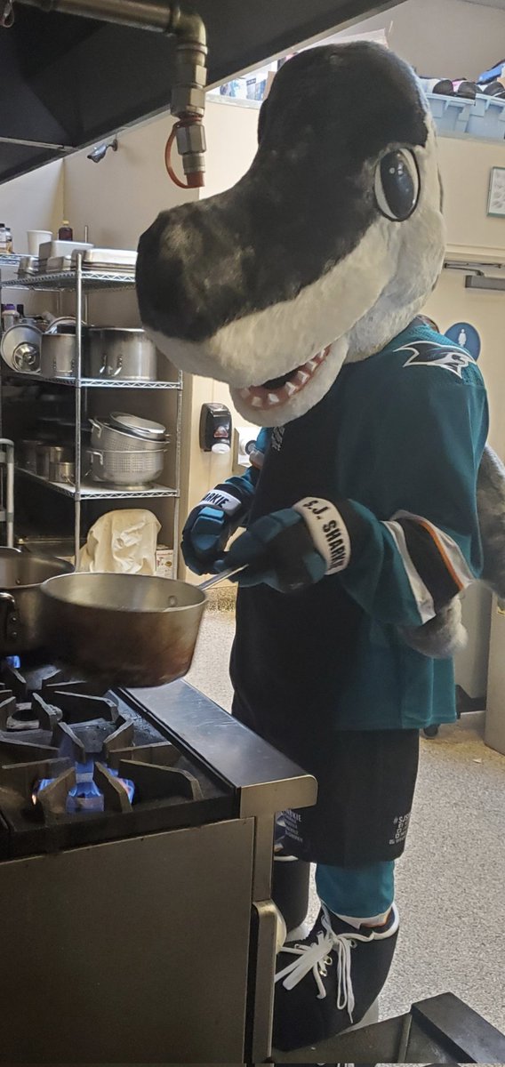 sjsharkie's tweet photo. Spent the afternoon as part of @deputyapp 's #ShareAShiftWithSharkie at the #TeenKitchenProject, cooking over 400 home-delivered, medically-tailored free or low-cost meals for critically and chronically ill people in Santa Cruz County. #TealTogether @sjscommunity @SanJoseSharks https://t.co/8I4UG6HfvN