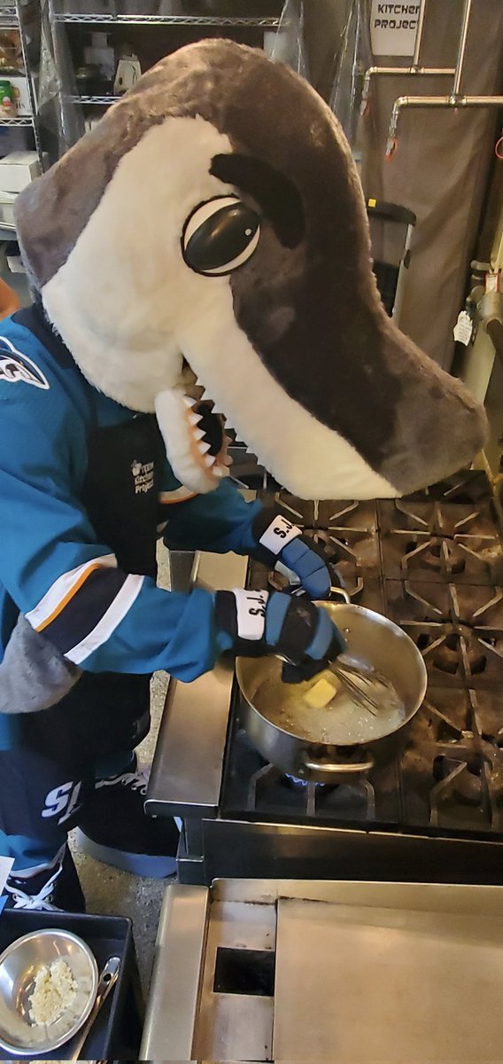 sjsharkie's tweet photo. Spent the afternoon as part of @deputyapp 's #ShareAShiftWithSharkie at the #TeenKitchenProject, cooking over 400 home-delivered, medically-tailored free or low-cost meals for critically and chronically ill people in Santa Cruz County. #TealTogether @sjscommunity @SanJoseSharks https://t.co/8I4UG6HfvN
