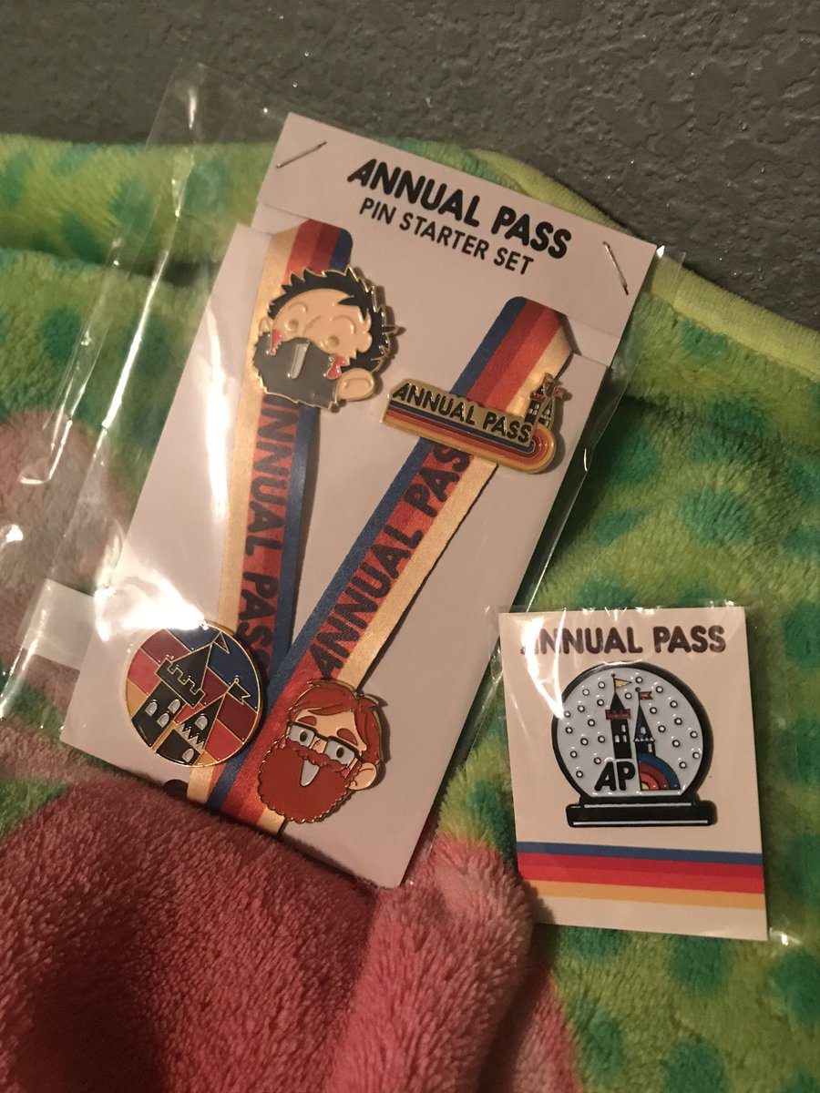 ElizabethNR94's tweet photo. My @Annual_Pass pin starter kit and holiday pin got delivered today!!! 💙❤️🧡💛 https://t.co/z2t3yRGurX