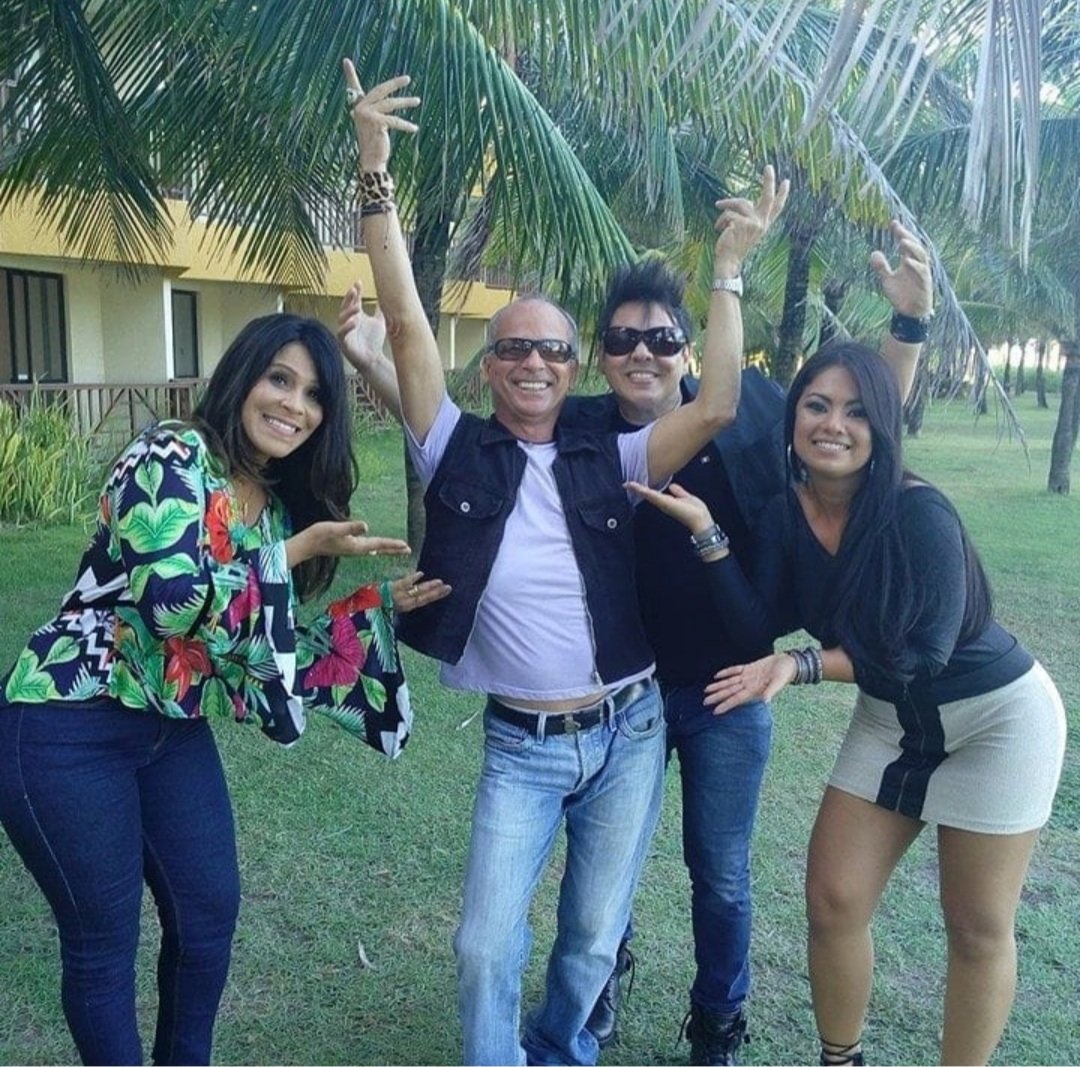 fernandpetronio's tweet photo. Vá em paz minha abelha rainha Paulinha Abelha. Nossos encontros eram sempre assim, cheios de alegria. @calcinhapreta , #comonãoamar. https://t.co/JurcfCDtEb