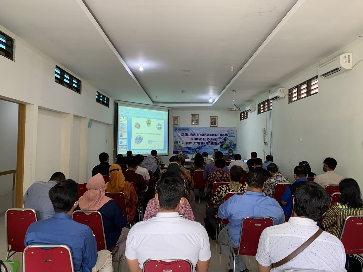 ESDM_SMGDemak's tweet photo. Kamis, 24 Februari 2022 Cabang Dinas ESDM Wilayah Semarang Demak melaksanakan sosialisasi pengusahaan air tanah berbasis konservasi di wilayah semarang demak
@ESDMJateng @provjateng 
#airtanah #sosialisasi #konservasi #cabdinesdmsemarangdemak #jatenggayeng #sobatesdm https://t.co/pVrz6ps3qR