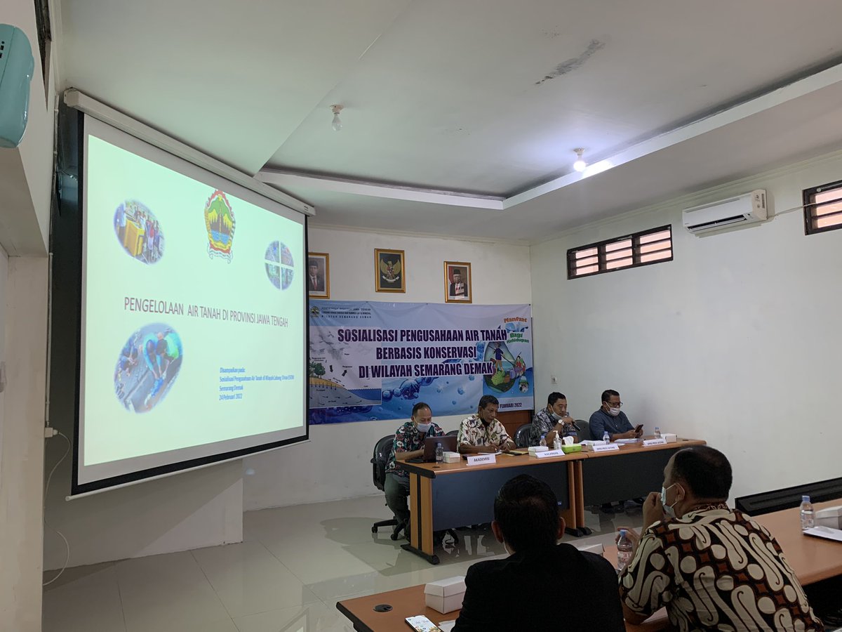 ESDM_SMGDemak's tweet photo. Kamis, 24 Februari 2022 Cabang Dinas ESDM Wilayah Semarang Demak melaksanakan sosialisasi pengusahaan air tanah berbasis konservasi di wilayah semarang demak
@ESDMJateng @provjateng 
#airtanah #sosialisasi #konservasi #cabdinesdmsemarangdemak #jatenggayeng #sobatesdm https://t.co/pVrz6ps3qR