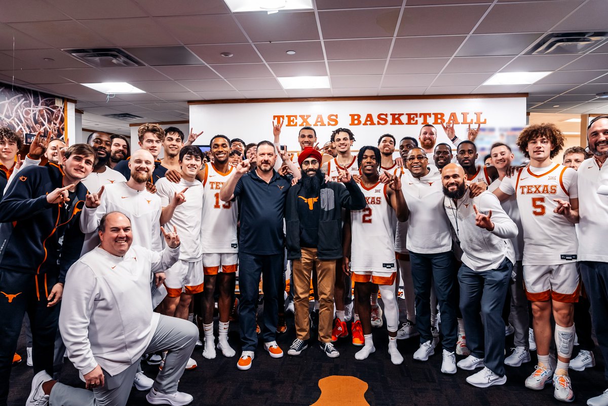 TexasMBB's tweet photo. It's not every day you get to have the @Jeopardy National Champion in your locker room 🤘

#HookEm x @jsinghmlk https://t.co/VG5nSkmBkA