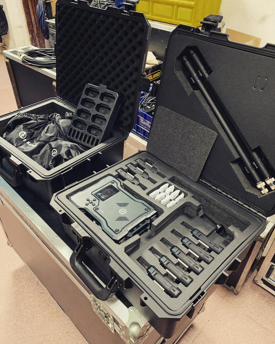 hollyland_japan's tweet photo. 1,000フィートの長距離ワイヤレスインターホン #SolidcomM1 。 😲
ここには、1つのベースステーション、1つの充電ケース、ベルトパック付きの8つのヘッドセット、およびこのハードケース内の8つのバッテリーが付属しています。 📽🥰
チェック➡️https://t.co/Tjy8nHfxLu
#hollyland #solidcomm1 https://t.co/kxDi1K5BZY