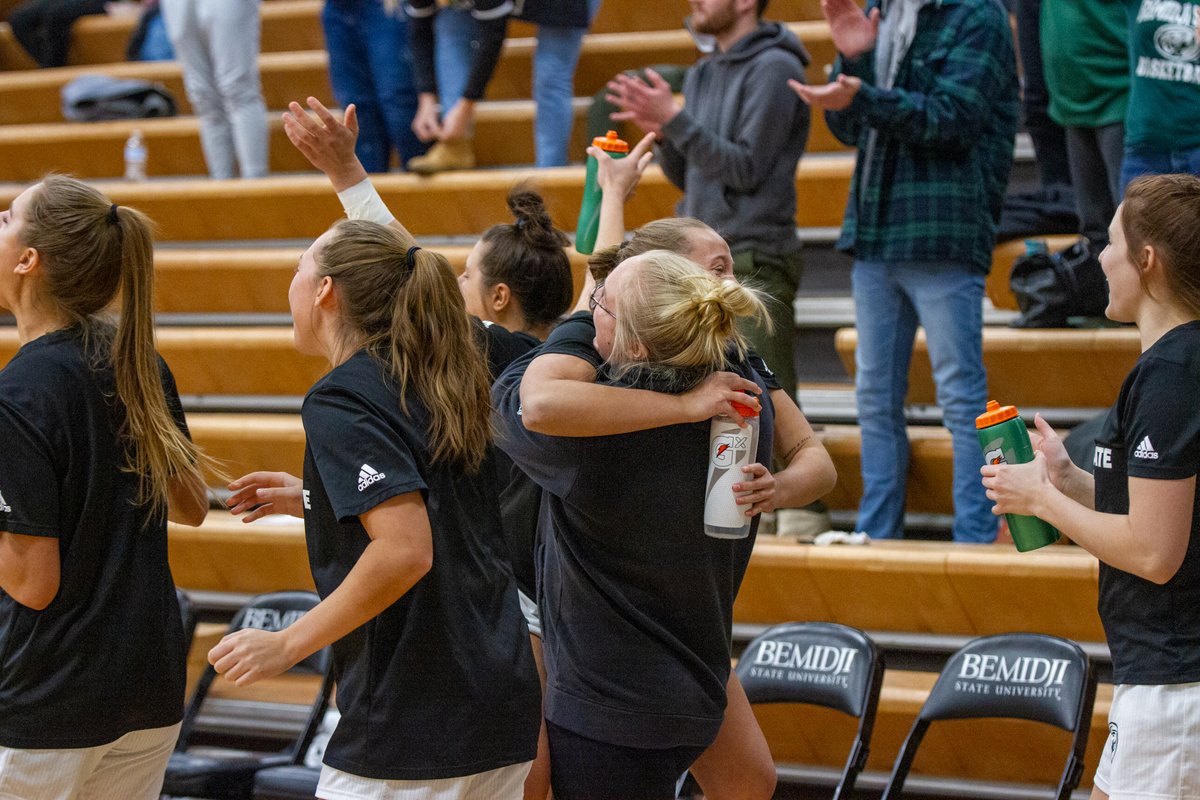 BSUBeaversWBB's tweet photo. See a hug, share a hug

#BeaverTerritory | #BothFeetIn https://t.co/uQDK3Uk1eo