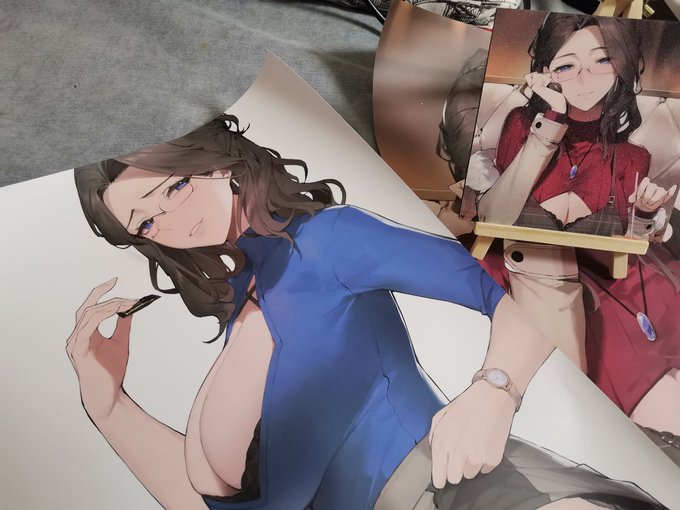 Hello guys, my shop is open now. You can buy my merch here:https://t.co/6kb6DVNlwc🥳And there will be more to come! These products are available all over the world 