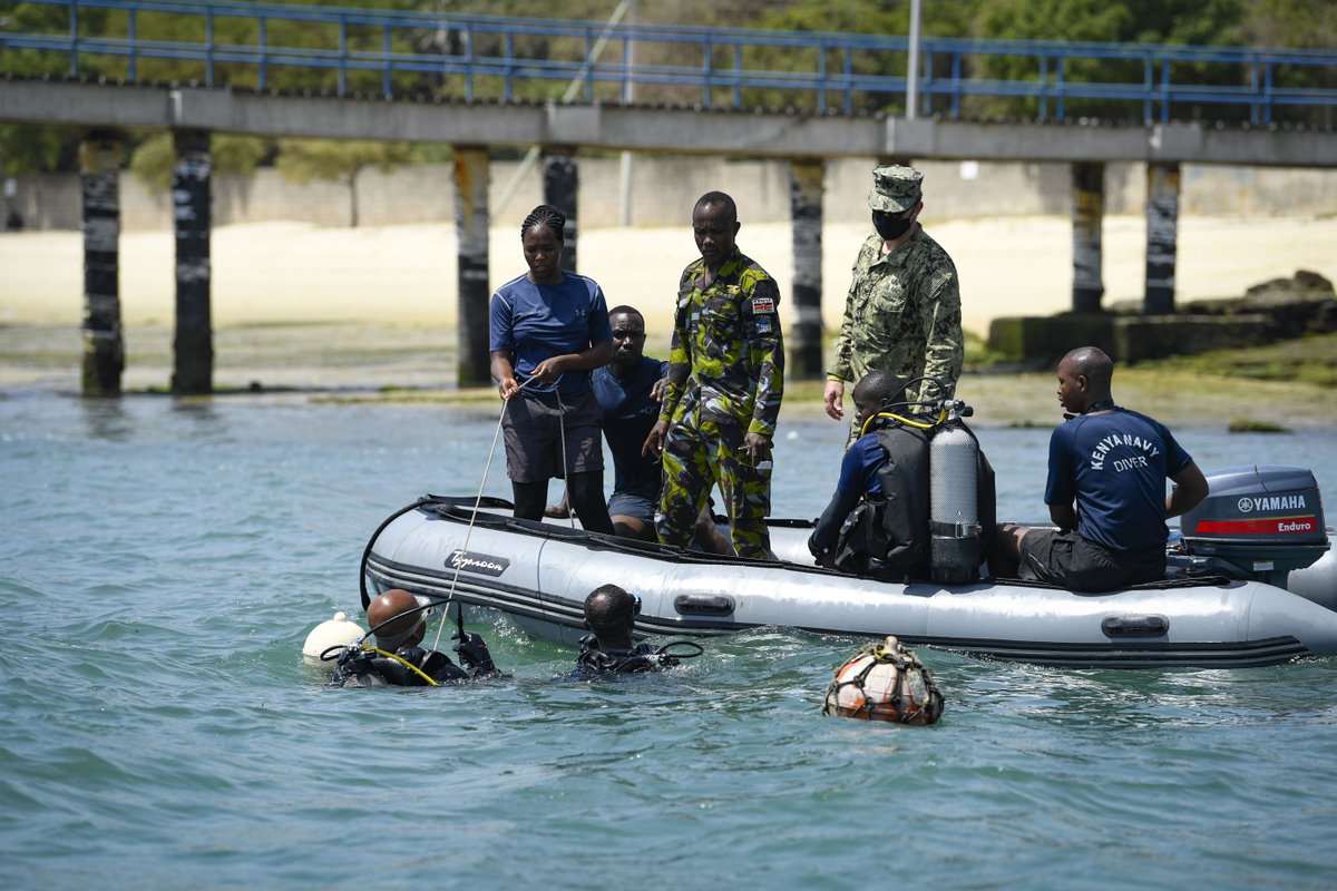 USNavy's tweet photo. Diving in with #NavyPartnerships 🇺🇸 🇰🇪 🇹🇿 🇩🇯 🤿
Kenyan, Tanzanian, Djiboutian, and U.S. divers conduct dive training at exercise #CutlassExpress2022 in Mombasa, Kenya, Feb. 16, 2022. https://t.co/YfYJIQ2mcT