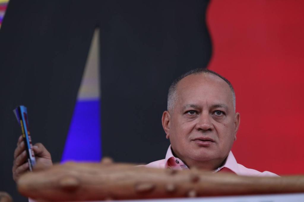 #EnVivo <a href="/dcabellor/">Diosdado Cabello R</a>:  Así como hubo la épica del #23F también hubo los ridículos, que es bueno recordarlos porque se hacen los locos y dicen "No, yo no estaba ahí" no solo los vieron, también están grabados.

#23FVictoriaDeLaPatria