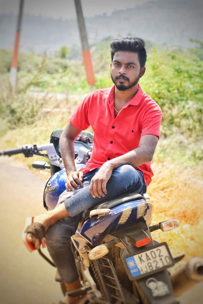 BosChitradurga's tweet photo. ಅಭಿಮಾನಿಗಳ ಅಭಿಮಾನಿ "ಅಭಿನಯ ಚಕ್ರವರ್ತಿ" ನಮ್ಮ ಪ್ರೀತಿಯ @KicchaSudeep ♥️ ಅಣ್ಣನ ಅಪ್ಪಟ ಅಭಿಮಾನಿ Lingraju ರವರಿಗೆ ಹುಟ್ಟು ಹಬ್ಬದ ಶುಭಾಶಯಗಳು, ತಾಯಿ ಚಾಮುಂಡೇಶ್ವರಿ ನಿಮಗೆ ಆಯಸ್ಸು ಆರೋಗ್ಯ ಕೊಟ್ಟು ಕಾಪಾಡಲಿ ಎಂದು ಹಾರೈಸುತ್ತೇವೆ🎉🎂❤🤗💐😍🥳

#ಮೊದಲು_ಮಾನವನಾಗು 
#KicchaSudeep
#VikranthRona https://t.co/LRz5jTmpYW