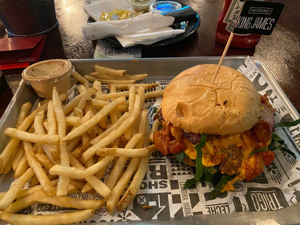 eponcea's tweet photo. Posiblemente mi hamburguesa favorita de todos los tiempos #KingJames #TheFoodBox #MTY (@ The Food Box in Monterrey, NL) https://t.co/KKxci51M3V https://t.co/HZcHq29JZK