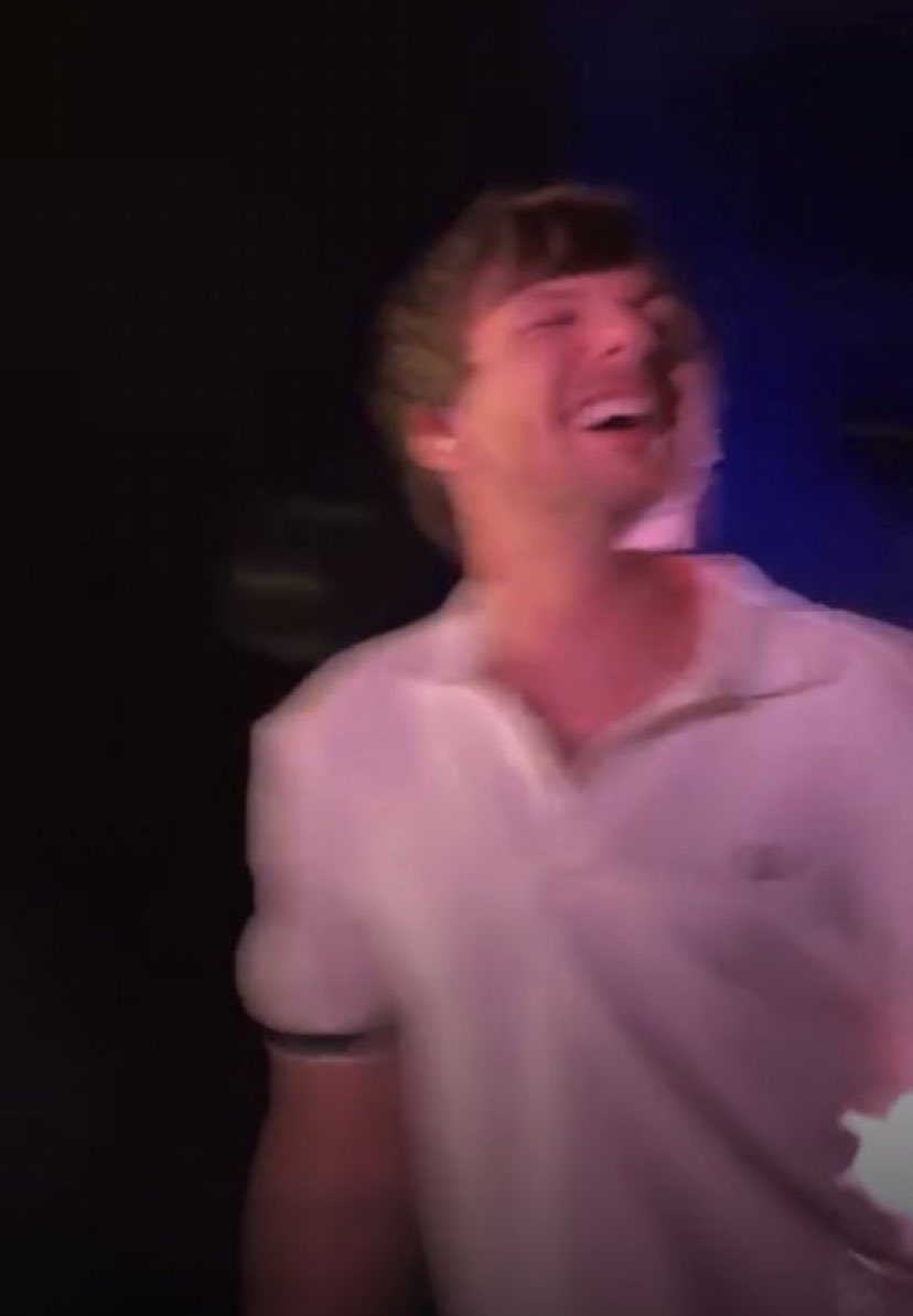 IwtIakes's tweet photo. BLURRY AND SMILEY LOUIS 💗💗💗 https://t.co/pkMvmcYfrq