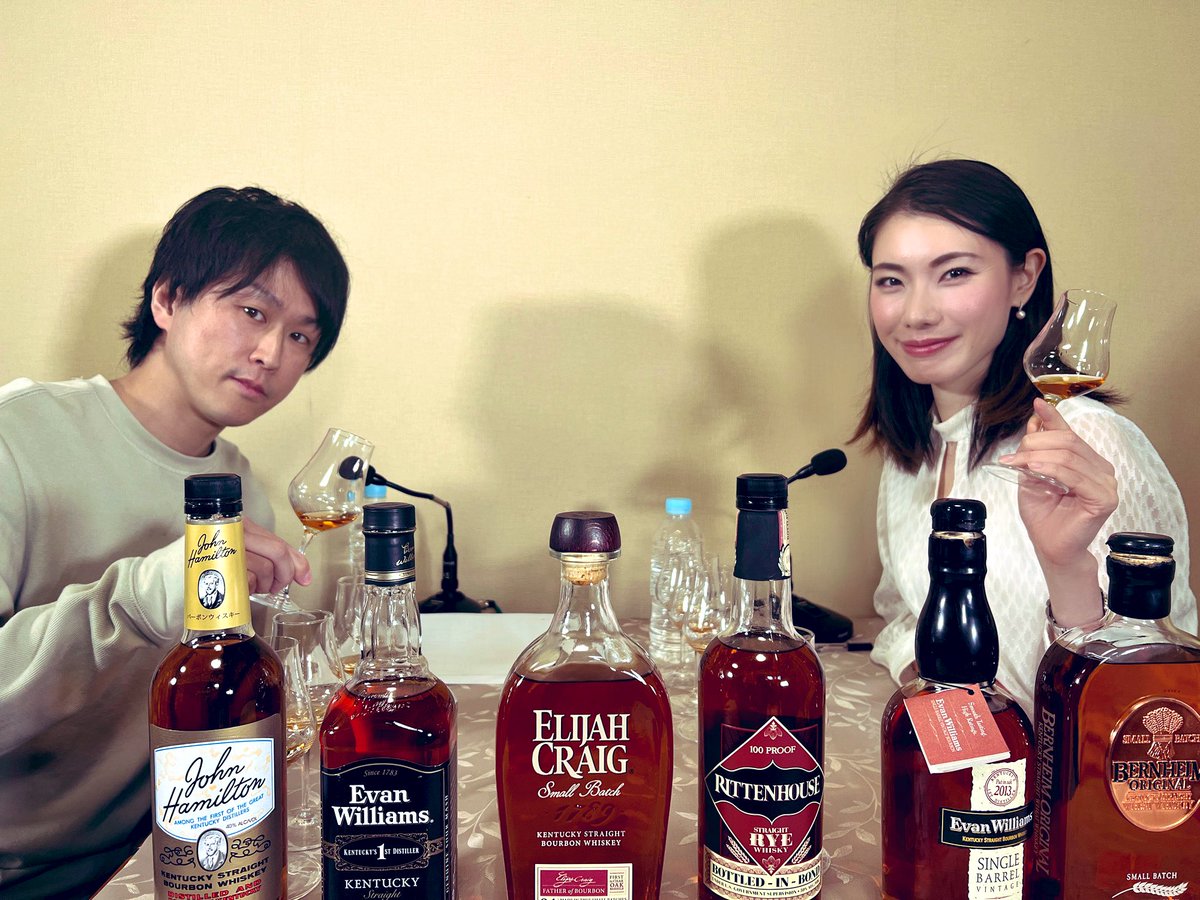 hirayamakotomi's tweet photo. 【ウイスキー・スタジオ🥃】
今回は「バーボン特集」でお届け！ゲスト講師は東京・表参道にあるウイスキーライブラリーにて約1300本のウイスキーをご提供されてきたバーテンダー門脇亮さんをお迎えしてお送りします。
動画配信は28日を予定♪是非ご覧ください♪ #ウイスキー #YouTube https://t.co/32S1VLADpM