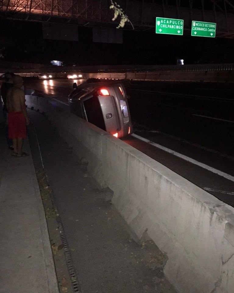 AdriVehr's tweet photo. Otro accidente en el paso Express 🤦🏻‍♀️ https://t.co/d4LMJWyH7B