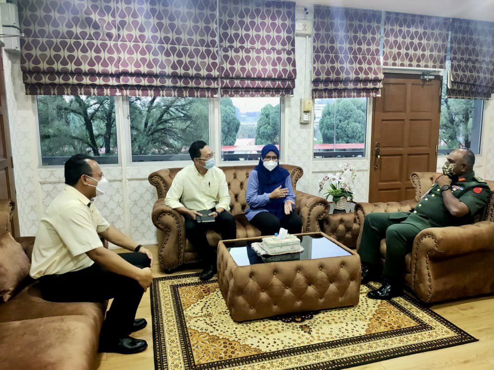 Lawatan Kunjung Hormat Ketua Unit Tentera Negeri Selangor Pn Mastura binti Omar ke Pejabat Panglima 11 Briged Kem Sungai Buloh, Brigedier Jeneral Hj Fazal Hj Abdul Rahman.
<a href="/masturaomar10/">masturaomar</a> 
<a href="/UTSSelangorJKR/">JKR UNIT TENTERA SELANGOR</a> 
<a href="/csfbjkr/">CSFB JKR</a> 
<a href="/JKRSelangor/">JKR Selangor</a> 
<a href="/JKRMalaysia/">JKR Malaysia</a>