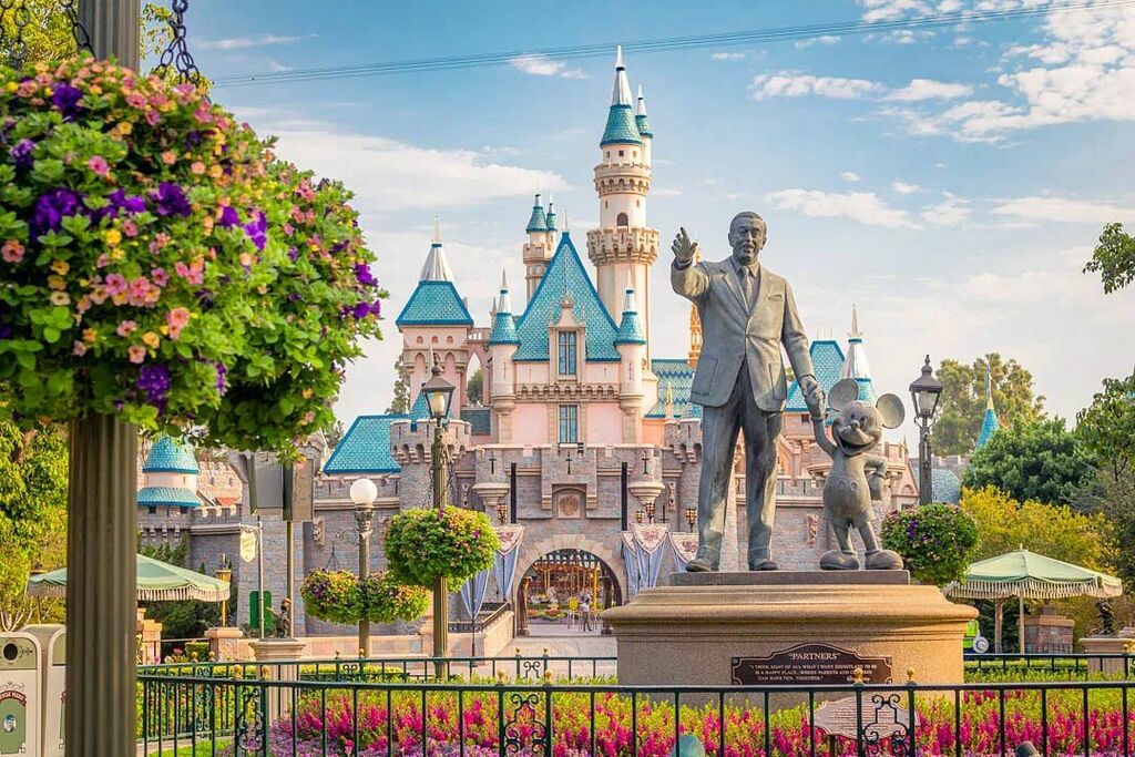 DisLandviewfndr's tweet photo. A re-edit of one of my favorite photos during rope drop. Are you a rope drop person, a park closing person, or like me, both??
.
.
.
#waltwednesday #waltdisney #mickeymouse #partners #partnerstatue #sleepingbeautycastle #Disneyland #disneylandresort #dis… https://t.co/0skR13lNRG https://t.co/ObYNJqM6Fm