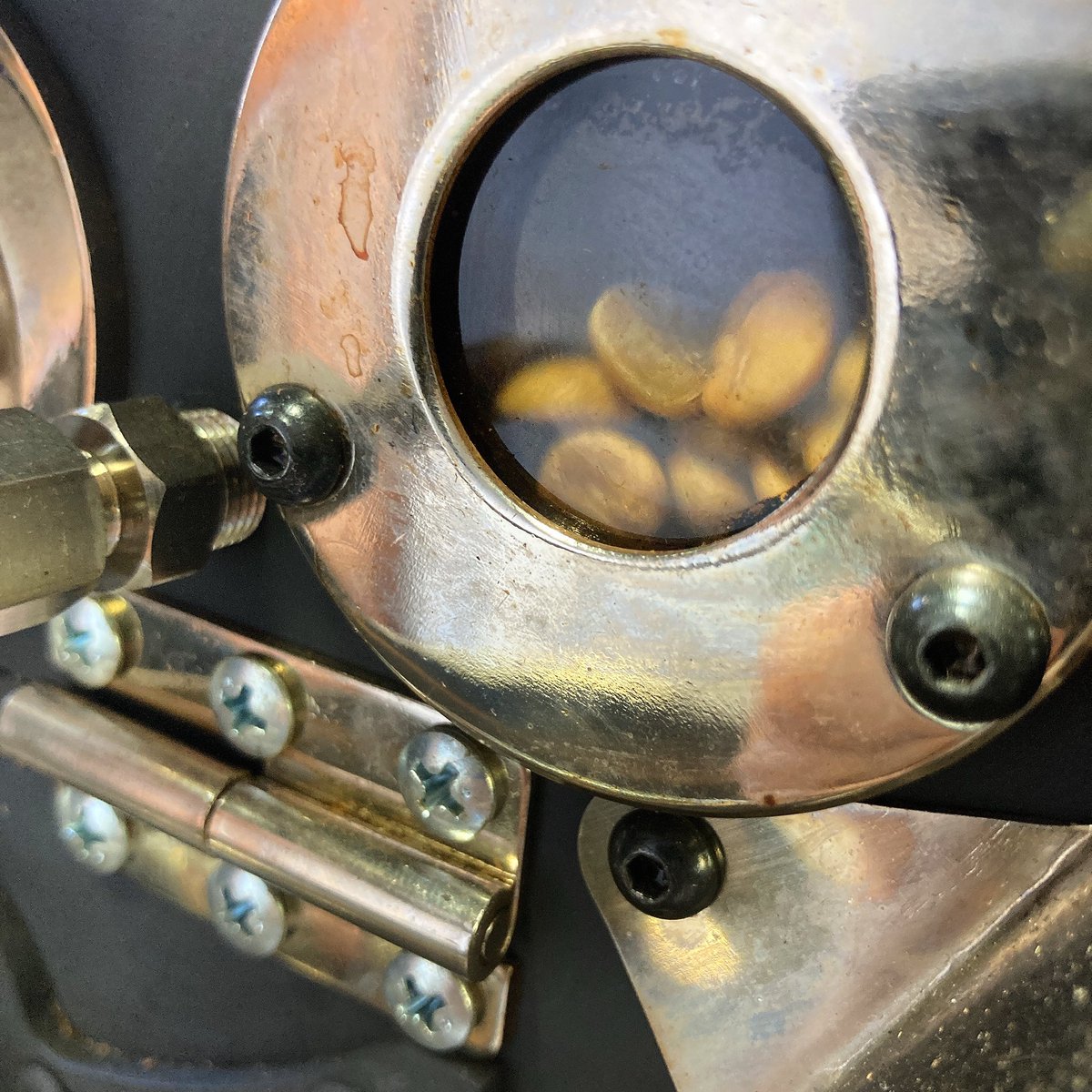 RirikonoCoffee's tweet photo. 香りと音と、小さな窓から見える色。香りと音に集中しながら、窓を覗いて確認する感じ。この方法での焙煎は、ベースの焙煎にわたしの感じ方やその日の好みがある程度影響する。
工場だったら温室度管理、時間管理で均質を目指すのだろうが、そういうのは工場に任せればいいんじゃないかな。 https://t.co/KQLiE6Wmdm
