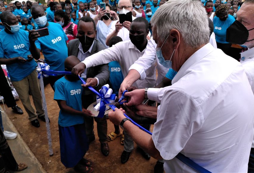 JumelageRwanda's tweet photo. On Tuesday, the students of GS Bweramvura in @RuhangoDistrict officially inaugurated three new classrooms, one latrine block and a 10m3 cistern, all funded by #flyandhelp, and particularly Stefan Hahne and Hans Pfrommer from @SHD. #Ruhango #partnerships #education #SDGs https://t.co/PkN3tCZP0H