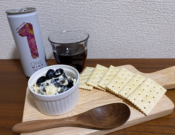 onewineofficial's tweet photo. ／
ONE WINEチームメンバーの #ONERECIPE
黒豆のクリームチーズあえ×ピノノワール
＼

クリームチーズ ・レモン汁・塩・黒豆煮をまぜるだけ！！
和のイメージがある黒豆も、クリームチーズと合わせるとワインにぴったりなおつまみに😋🍷
塩ではなく生ハムにアレンジでちょっと大人なおつまみにも https://t.co/iVH4klKmk0