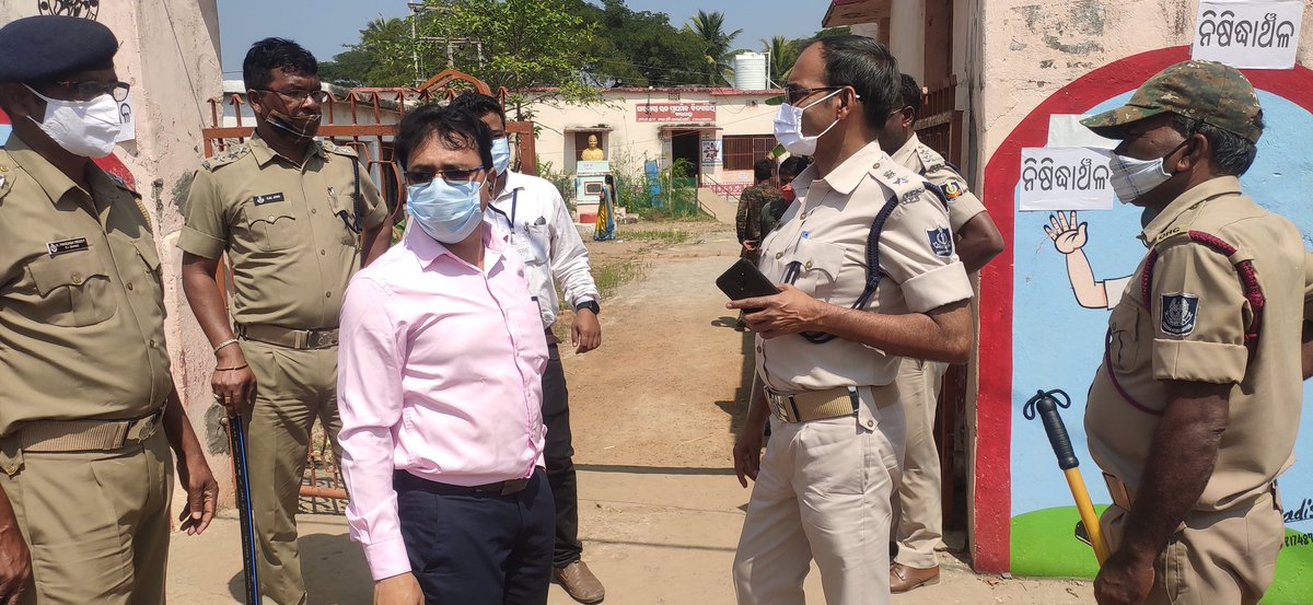 subcollectorPKD's tweet photo. Sub Collector Paralakhemundi  along with SP Gajapati visited and supervised Polling Process in different booths under Gosani Block. Polling is going on peacefully.
@DM_Gajapati 
@secodisha https://t.co/JZEsHp1Yf8