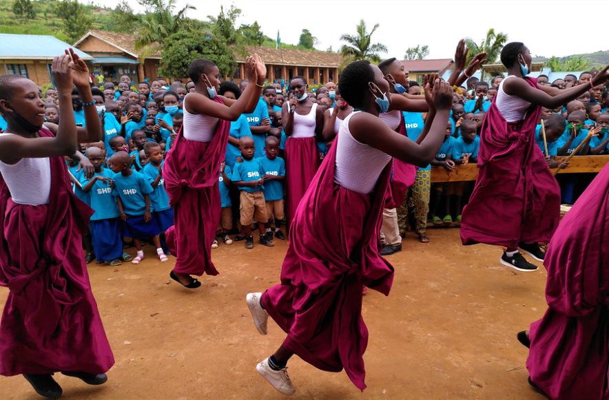 JumelageRwanda's tweet photo. On Tuesday, the students of GS Bweramvura in @RuhangoDistrict officially inaugurated three new classrooms, one latrine block and a 10m3 cistern, all funded by #flyandhelp, and particularly Stefan Hahne and Hans Pfrommer from @SHD. #Ruhango #partnerships #education #SDGs https://t.co/PkN3tCZP0H