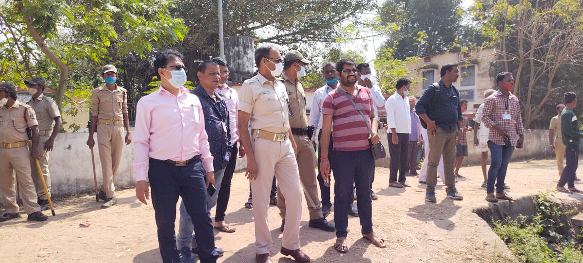 subcollectorPKD's tweet photo. Sub Collector Paralakhemundi  along with SP Gajapati visited and supervised Polling Process in different booths under Gosani Block. Polling is going on peacefully.
@DM_Gajapati 
@secodisha https://t.co/JZEsHp1Yf8