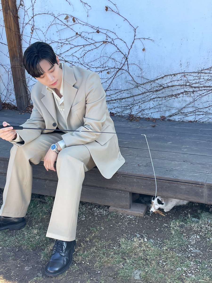 follow_2PM's tweet photo. [핫티턴]
준호 <2022 SEASON’S GREETINGS>
BEHIND PHOTO ① 공개! 🐈
 
🔎 https://t.co/qDO1JyoaKj
 
#2PM #투피엠
#JUNHO #준호 #이준호
#2PM시즌그리팅
#2PMSeasonsGreetings https://t.co/VvIoscXz5y