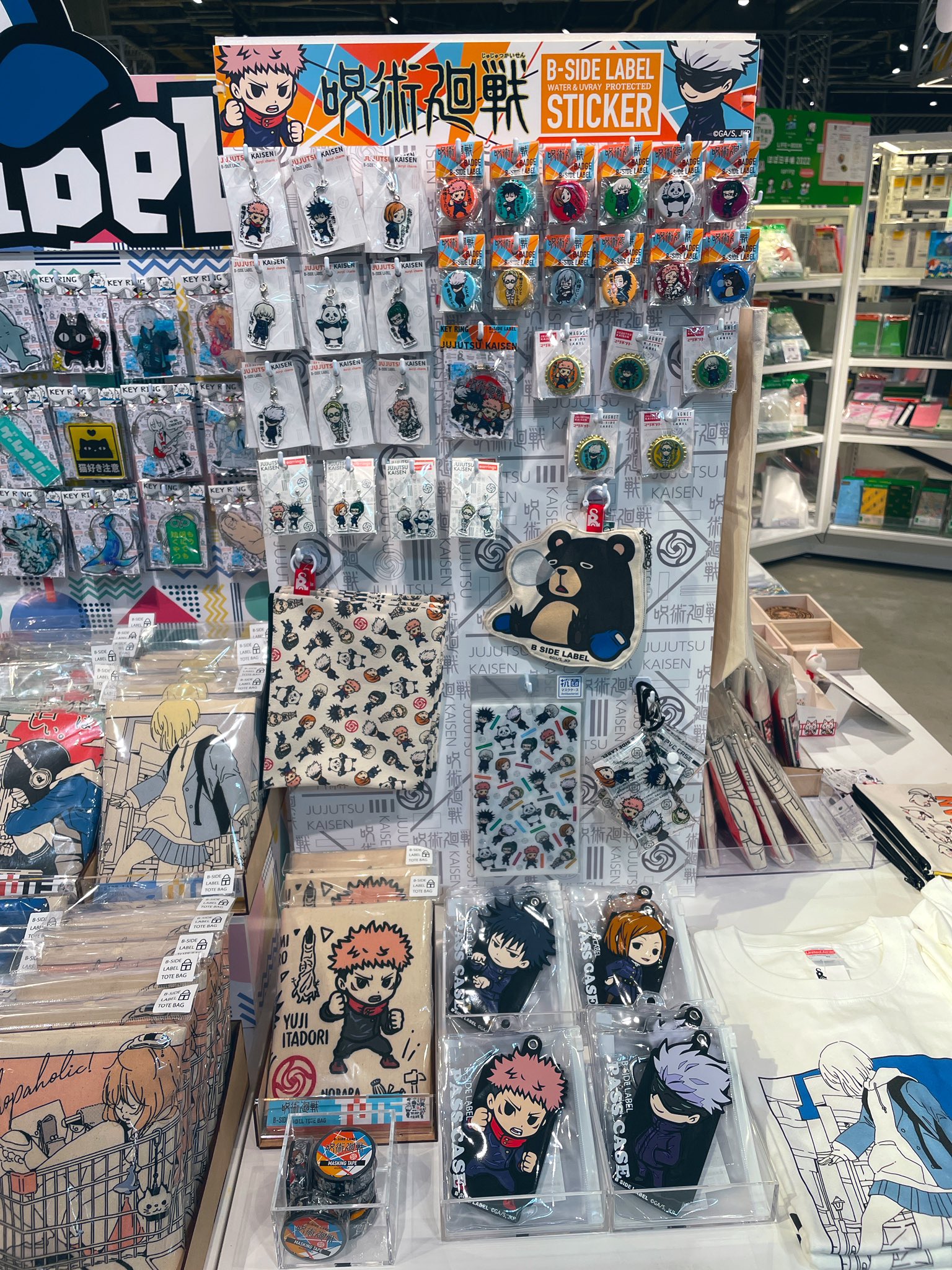 ステッカー屋 B Side Label Auf Twitter みなさん こんにちは 大好評の川崎ロフト様での雑貨展に 今日から呪術廻戦の雑貨も登場です チャーム 缶バッジ キーリング マグネット イヤリング ポーチ マスクケース Pvcケース トートバッグ パスケース