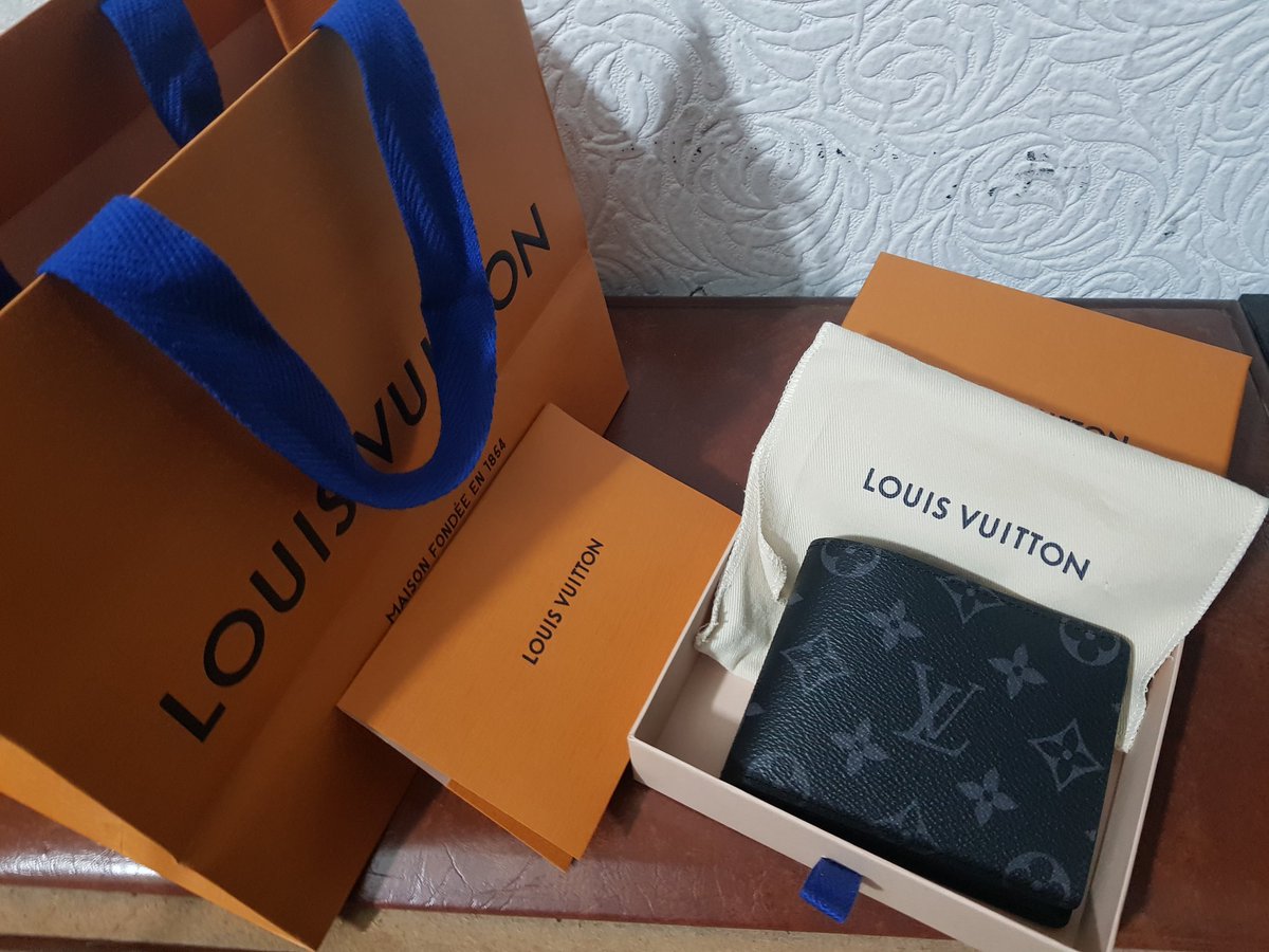 Yull_B_Alwright's tweet photo. I bought a new wallet after 10 years https://t.co/bpYz8ygNj6