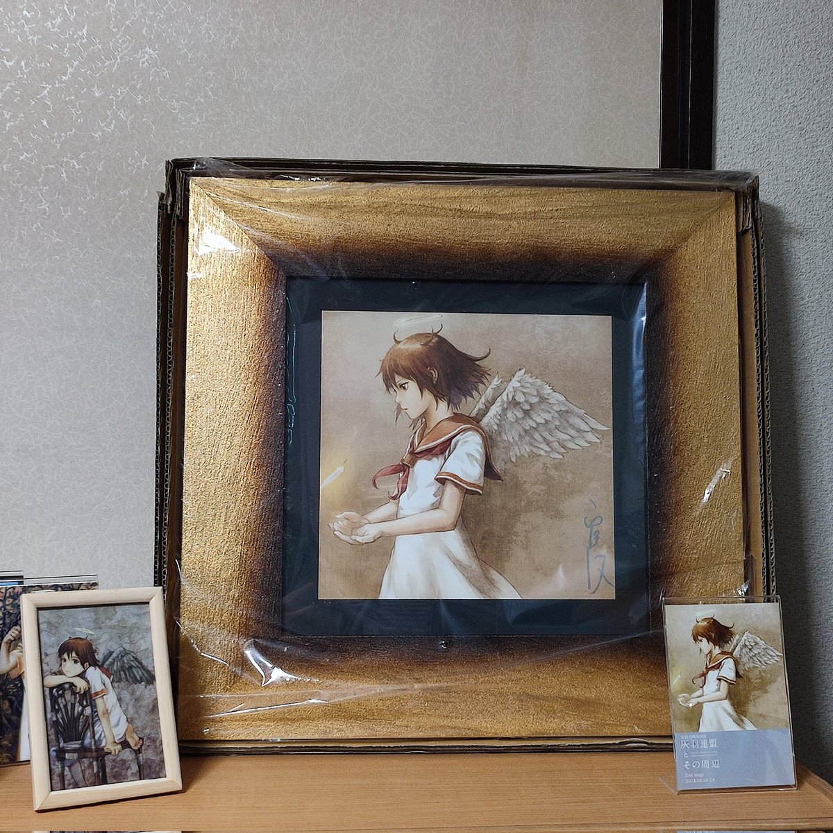 ayasato's tweet photo. 灰羽連盟とその周辺
で買った高精細複製原画A

サイズは　51.5cmSQ　厚さ2cm
重量は3Kg くらいかな

この場所だと卓上イーゼルだと奥行が足りない。
素で置くのは地震が怖すぎるしね。
やはり大きなイーゼルで床置きか？
重量も結構ネック。 https://t.co/JwbbhvgZuh