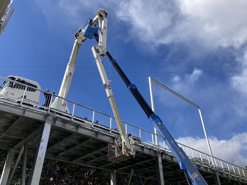 KinanKosyo's tweet photo. お客様の橋梁点検車の定期検査を実施中😁♠️🔧
地上では作業姿勢に限りがあります。KINAN BRIDGEを使用すれば、実際の作業姿勢で点検、メンテナンスが出来ます🤗📸🎉

#KINANBRIDGE #キナン #定期点検 https://t.co/OyX5eF6fRp