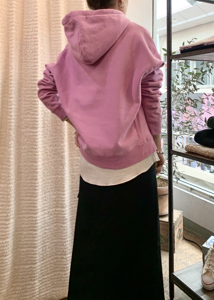 i_nou_'s tweet photo. in stock.
cherry blossom pink champion hoodie

まだ肌寒い今の季節から取り入れたい春アイテム。
少し青みがかったピンクがかわいいです🌸 https://t.co/7YGfwYAOGy