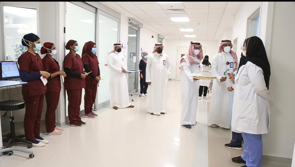 DiriyahHospital's tweet photo. #مستشفى_الدرعية يحتفي بذكرى يوم #التاسيس تحت شعار #يوم_بدينا  
 مدير #مستشفى_الدرعية يزور المرضى المنومين ويشارك منسوبي المستشفى ذكرى #يوم_التاسيس حيث قدم لهم الهدايا احتفاء بهذه المناسبه التي تمثل اعتزاز وتوثيق تاريخ الوطن العريق الراسخ منذ أكثر من ثلاثه قرون. https://t.co/vMC5qAo1t8