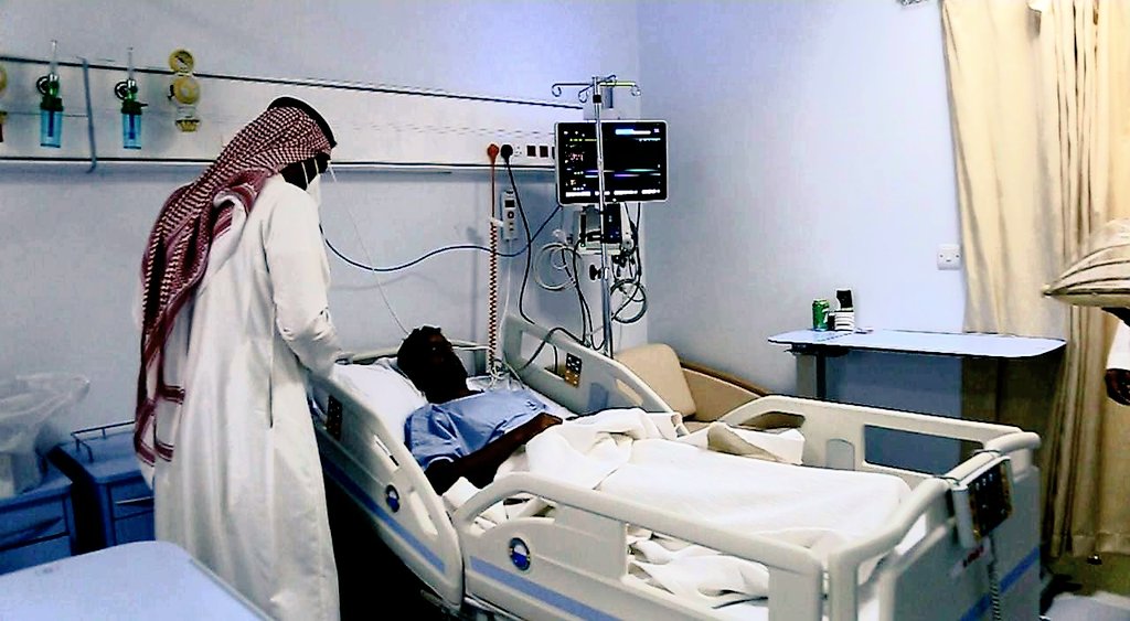 DiriyahHospital's tweet photo. #مستشفى_الدرعية يحتفي بذكرى يوم #التاسيس تحت شعار #يوم_بدينا  
 مدير #مستشفى_الدرعية يزور المرضى المنومين ويشارك منسوبي المستشفى ذكرى #يوم_التاسيس حيث قدم لهم الهدايا احتفاء بهذه المناسبه التي تمثل اعتزاز وتوثيق تاريخ الوطن العريق الراسخ منذ أكثر من ثلاثه قرون. https://t.co/vMC5qAo1t8