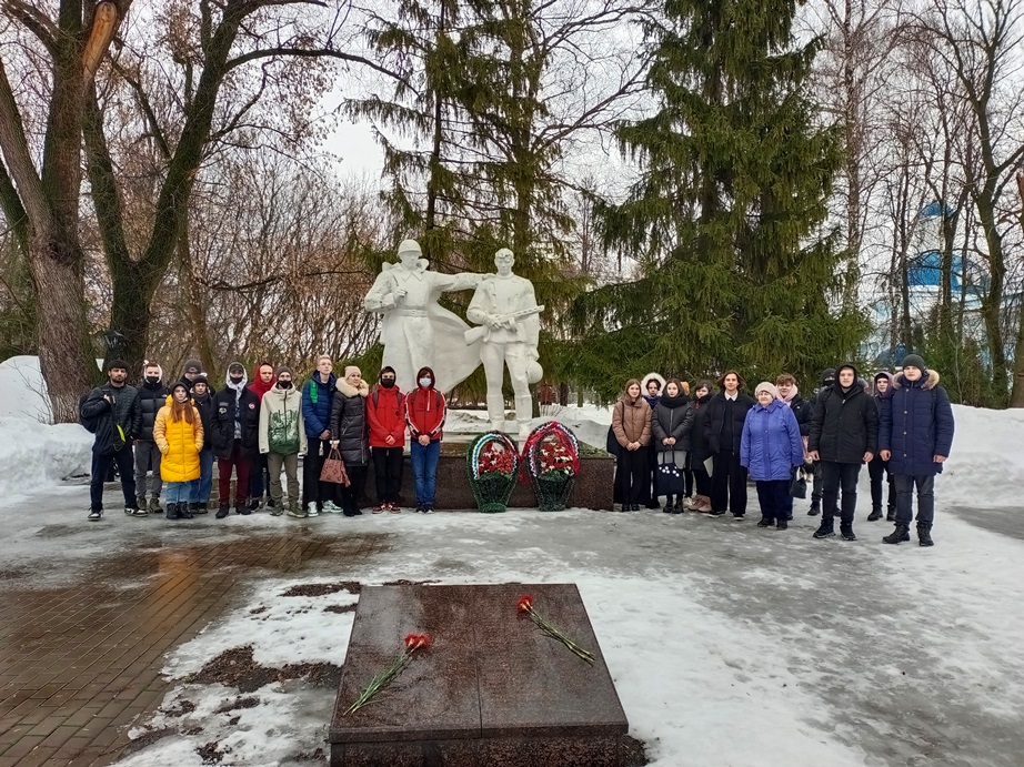 donskoy_71's tweet photo. @Tularegion71 В преддверии Дня защитника Отечества студенты Донского колледжа информационных технологий посетили Братскую могилу №2, где минутой молчания почтили память воинов, погибших за освобождение нашего города и возложили цветы к монументу «Солдатская память» https://t.co/qBeKlHRPzq