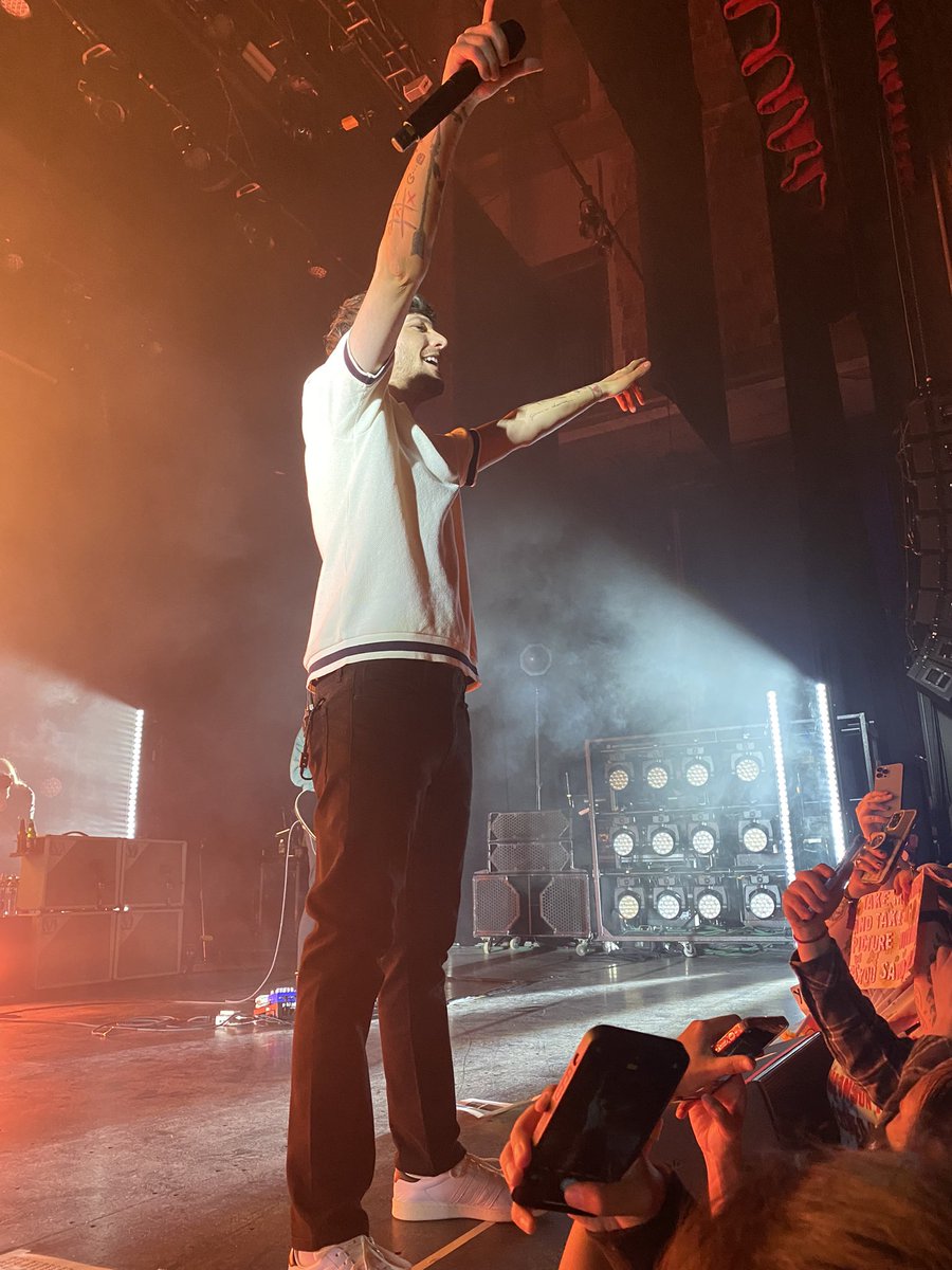 lwtdefenceless_'s tweet photo. ✨Best night ever✨#LTWTChicago https://t.co/zUIoN99L9R