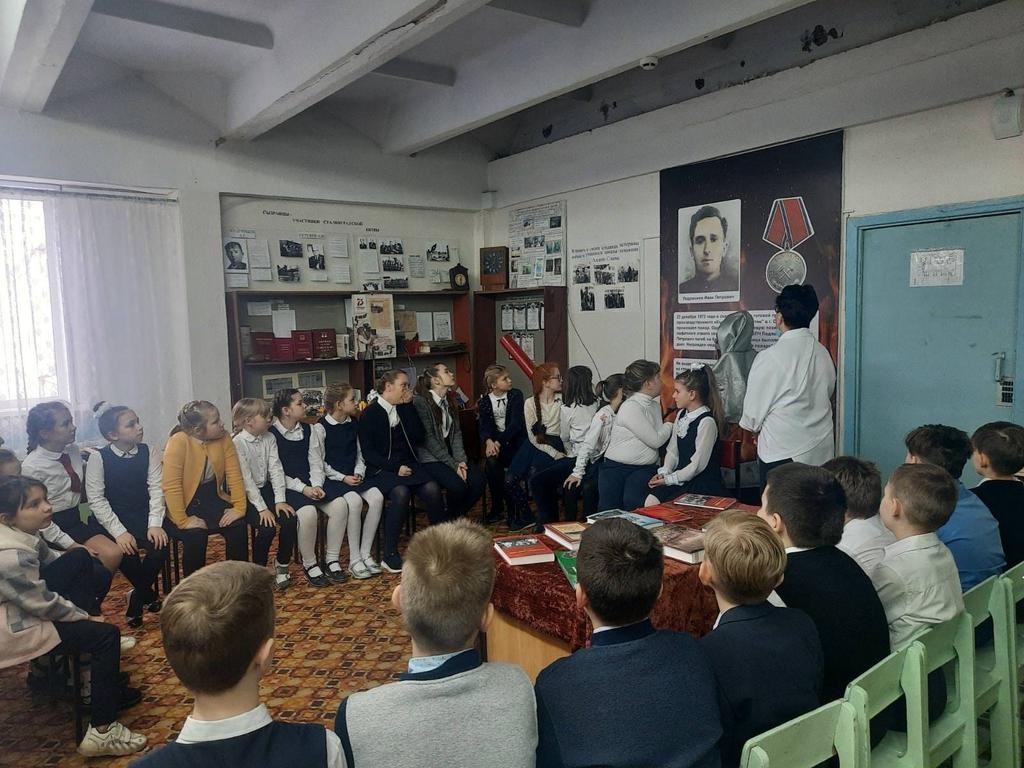 edupress7's tweet photo. В канун государственного праздника Дня Защитника Отечества, на базе школьного литературно-краеведческого музея «Истоки» ГБОУ СОШ  N 10 г.Сызрани прошел Урок Мужества для Юнармейцев 4А класса (классный руководитель Калемалькина Т.С.), посвященный героям разных поколений. https://t.co/uVqhr4wpzW