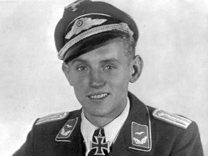 “A Guerra é um lugar onde jovens, que não se conhecem e não se odeiam, se matam, por decisões de velhos que se conhecem e se odeiam, mas não se matam.” 
(Erich Hartman)

OTAN Coreia do Norte EUA Russia, Ucrânia, Fudeu , a guerra mundial vai acontecer (?)