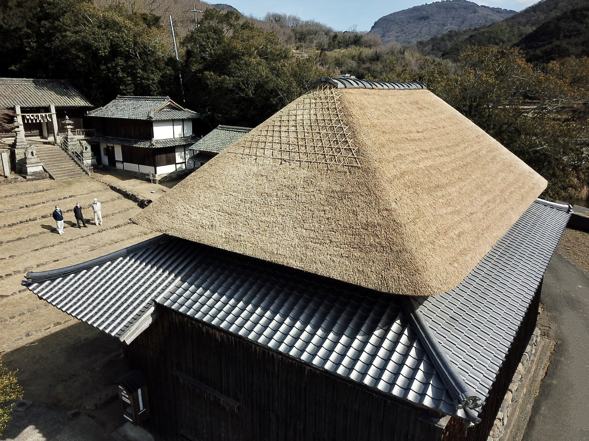 茅葺屋 塩澤 小豆島の国指定重文 肥土山農村歌舞伎舞台 茅葺き屋根工事の竣工検査 株 くさかんむりの職人により葺き替え 引退された当地の職人さんに地域独特の工夫を学び 今後の維持管理に備えて地元の方も茅葺き工事に参加 例年通りなら5月には 茅葺屋 塩澤 小豆島の国指定重文 肥土山農村歌舞伎舞台 茅葺き屋根工事の竣工検査 株 くさかんむりの職人により葺き替え 引退された当地の職人さんに地域独特の工夫を学び 今後の維持管理に備えて地元の方も茅葺き工事に参加 例年通りなら5月には