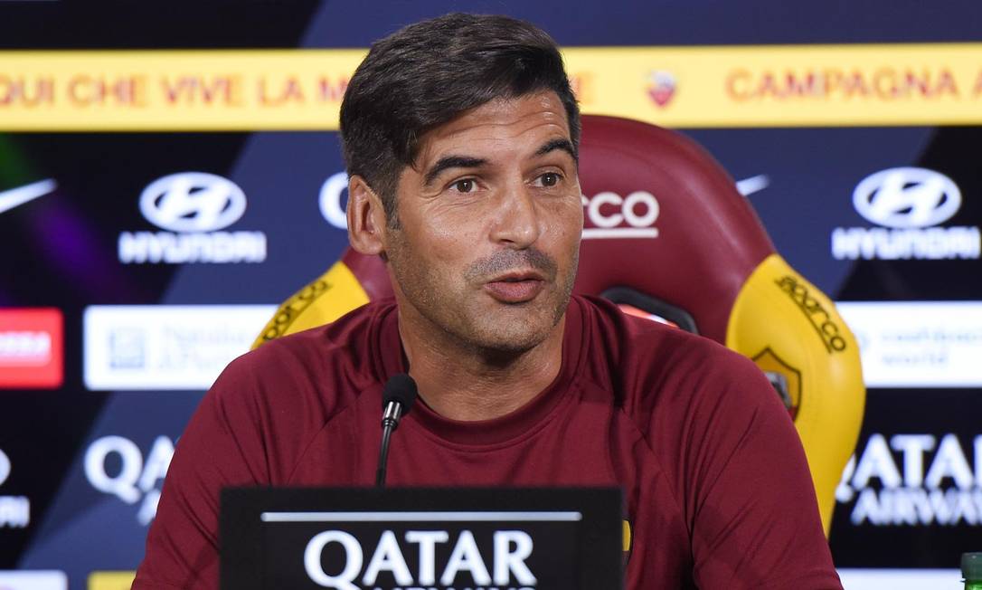 CabineSport's tweet photo. Paulo Fonseca está na Ucrânia: "Acordei às 5 da manhã com 5 explosões seguidas. Tinha voo marcado para hoje, mas agora é impossível sair daqui, até porque os aeroportos já estão destruídos e o espaço aéreo foi encerrado. Só resta rezar para que uma bomba não caia junto de nós." https://t.co/CQH98JkpVm