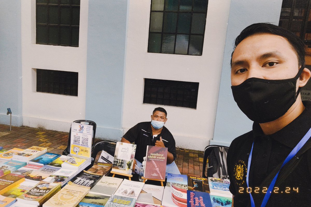 PenerbitUSM's tweet photo. Min dah ada dekat KLABF sampai 27hb Februari ni di Central Market.
Jemput singgah booth Penerbit USM di reruai 53 , min kasi special diskaun 20% untuk semua judul 😁
#KLABF
#USMPress
#Emdash https://t.co/l9j7PB901l