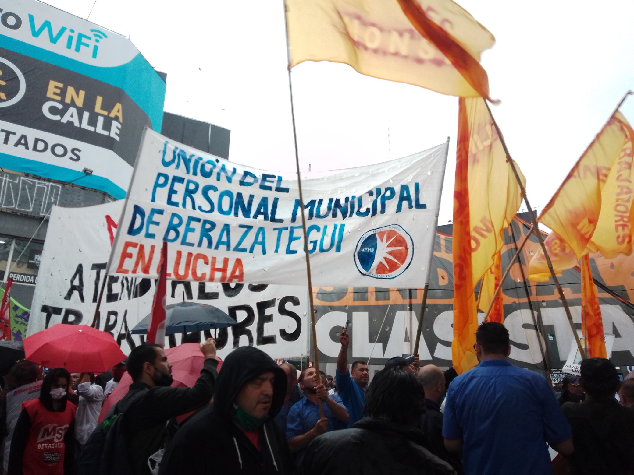 Una protesta de trabajadores bloquea el ingreso a la Ciudad en el Puente Pueyrredón