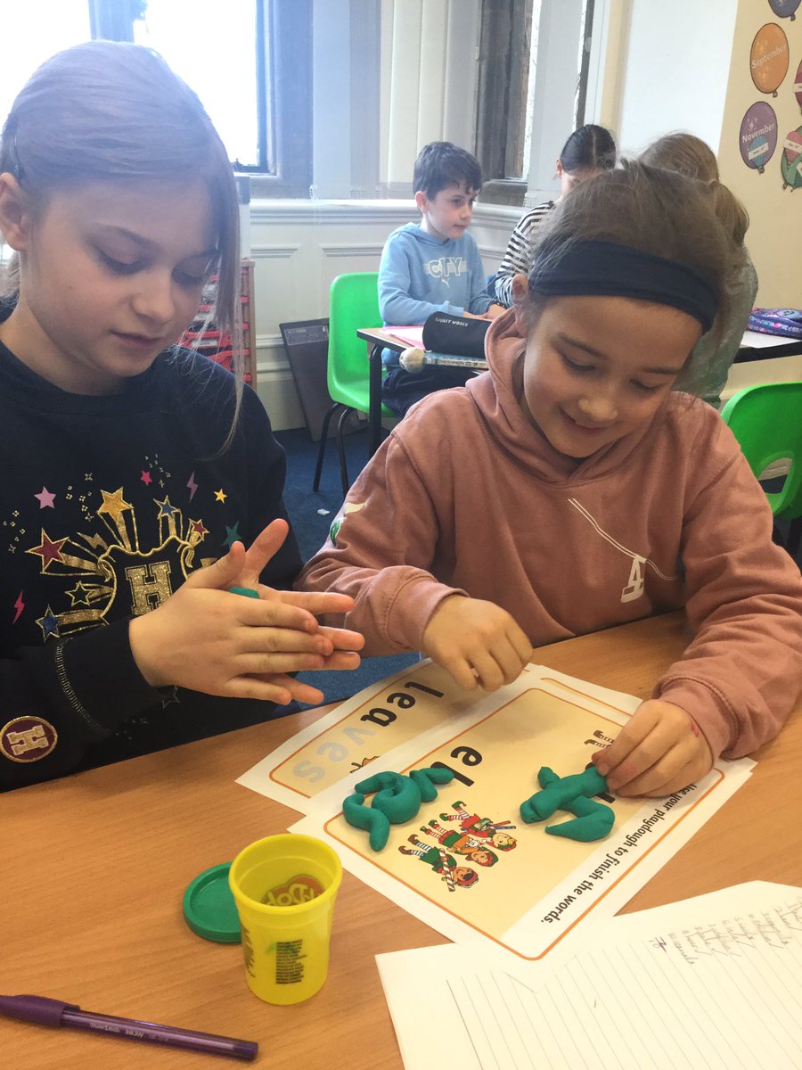 CarrdusYear4's tweet photo. Learning new spellings has never been so exciting! #plurals #playdough #practicallearning https://t.co/RiEIWfnJYe