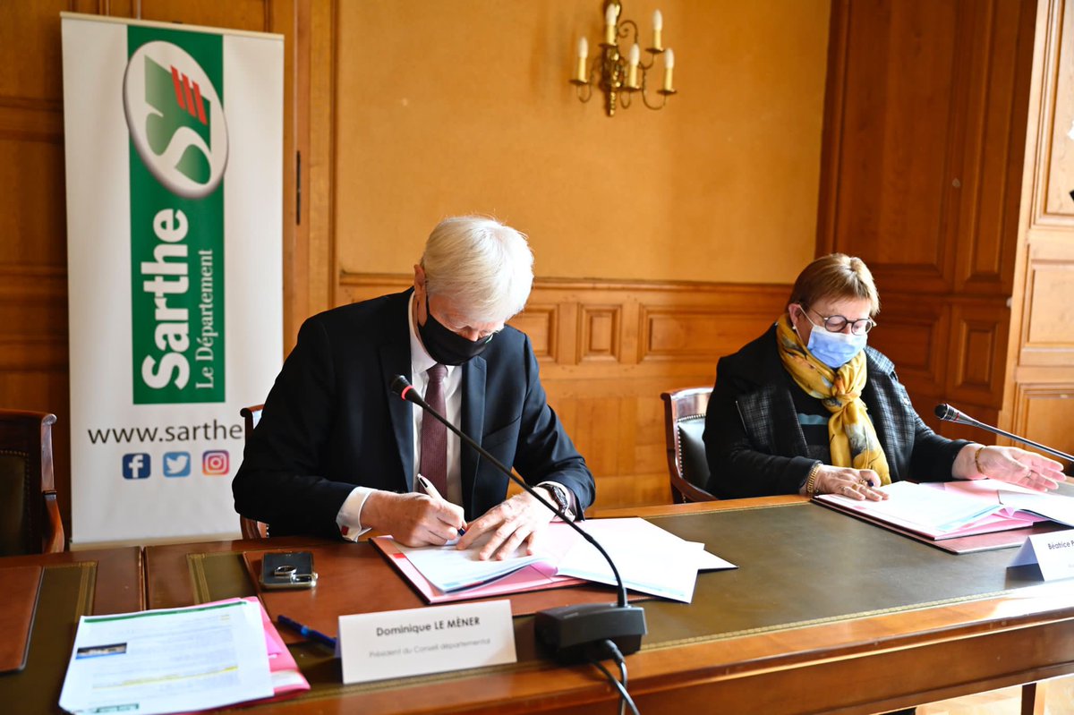 lasarthe_72's tweet photo. Signature du nouveau protocole pour l’accueil d’urgence et l’accueil immédiat de mineurs en #Sarthe en présence de Dominique Le Mèner, Président du #CD72, Marie-Thérèse Leroux, Présidente de la Commission en charge de la Solidarité et des structures d’accueil d’urgence sarthoises https://t.co/2tjuSnUIxS