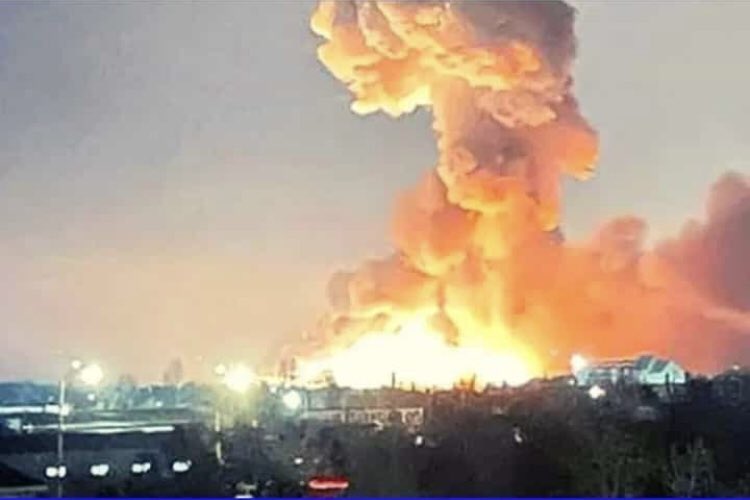 Mariagr52172957's tweet photo. È lo scenario più drammatico e terribile che si potesse immaginare!
#RussiaUkraineConflict
#Guerra
#inimmaginabile
😔😔😔 https://t.co/J4lL39qU3d